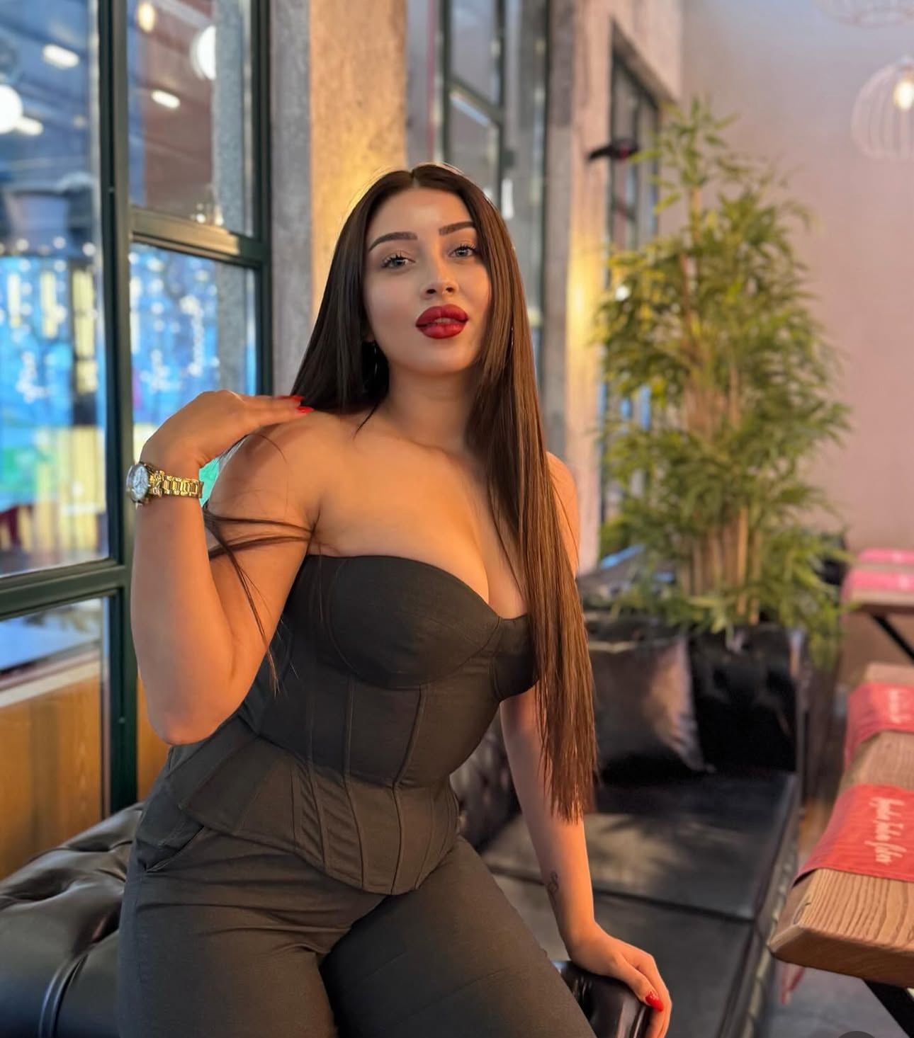 Çakallı İri Göğüslü Escort Ece